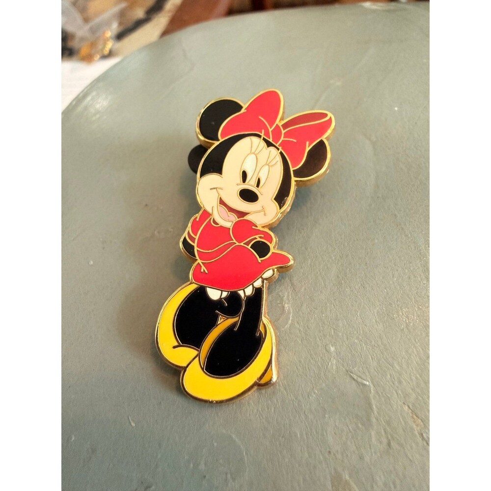 Disney pin Minnie Mouse vintage pose red dress yellow shoes.